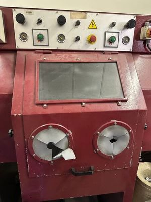 une machine rouge qui se trouve dans une pièce