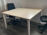 un bureau avec une chaise et un ordinateur dessus