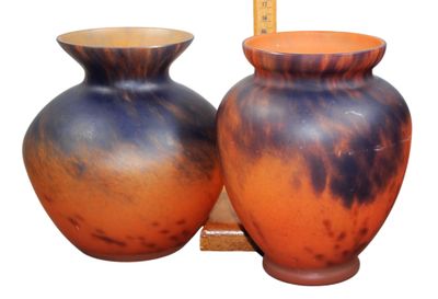Ensemble comprenant 2 VASES en verre marmoréen bleu orangé, …