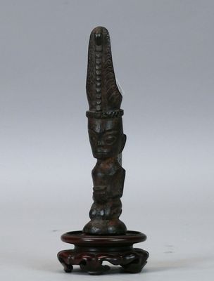 Bâton d'encens chinois en bois sculpté, orné d'une tête sculptée et posé sur un socle