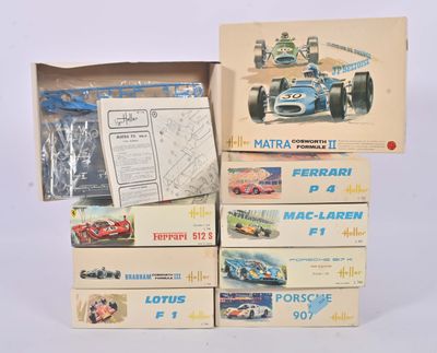 de nombreuses boîtes de modèles réduits de voitures de course posées sur une surface blanche