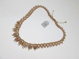 gros plan d'un collier sur une surface blanche avec une étiquette de prix