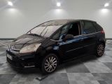 la voiture noire est garée dans le garage sur le sol en damier