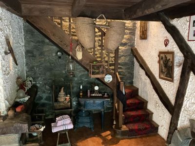 une pièce avec un escalier et une table à l'intérieur