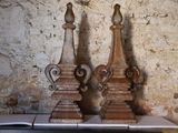 deux vases posés sur une table près d'un mur
