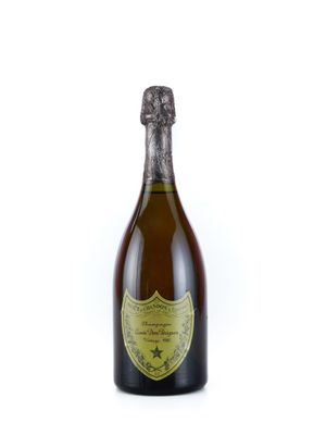 une image d'une bouteille de champagne sur fond blanc
