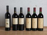 six bouteilles de vin sont alignées sur une table en bois