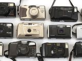 de nombreux modèles d'appareils photo alignés sur une surface blanche