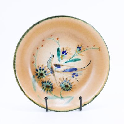Plat creux signé au revers à décor d'oiseaux et de fleurs im…