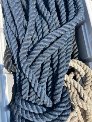 les nombreuses cordes d'un bateau qui sont attachées les unes aux autres