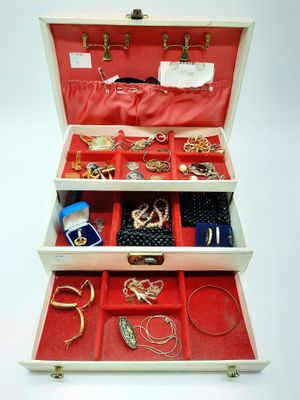 une valise ouverte contenant de nombreux objets divers