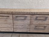 une armoire en bois munie de tiroirs, dans une pièce