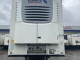 l'arrière d'un camion blanc garé sur un parking