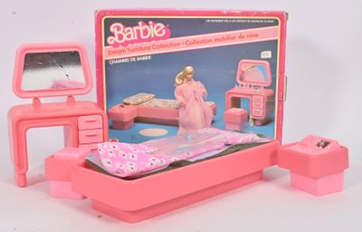 chambre de poupée Barbie rose avec coiffeuse, commode, miroir et lit