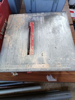 une table sur laquelle est posé un morceau de métal