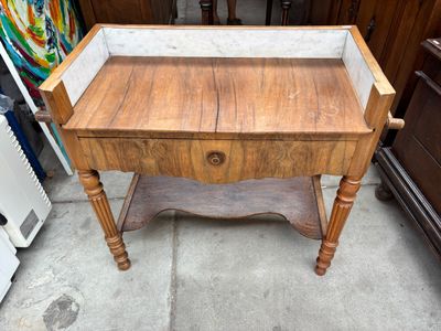 une petite table en bois avec un plateau en marbre