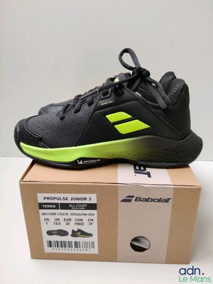 une boîte de chaussures de tennis posée sur un carton
