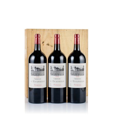 trois bouteilles de vin rouge dans un coffret en bois posé sur une surface blanche