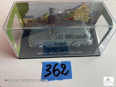une boîte contenant une petite voiture posée sur une table