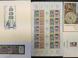 Plusieurs timbres provenant de différents pays sont exposés sur une table.
