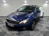 la voiture bleue est garée sur un sol en damier dans le garage