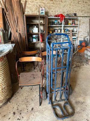 a cart that is sitting in the middle of a room