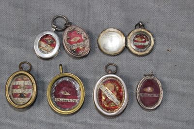 Plusieurs types de pendentifs sont présentés sur un fond gris