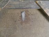 un morceau de bois dans lequel un couteau est planté