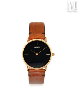 gros plan d'une montre sur fond blanc avec un bracelet marron