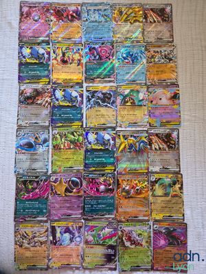un gros plan sur une pile de cartes Pokémon posée sur une table