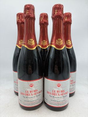 quatre bouteilles de vin rouge posées sur une table