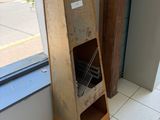 une étagère en bois sur laquelle est posé un ordinateur portable, devant une fenêtre