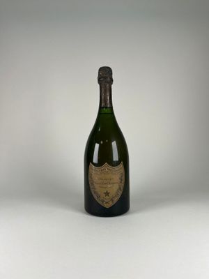 l'image d'une bouteille de champagne sur une surface blanche
