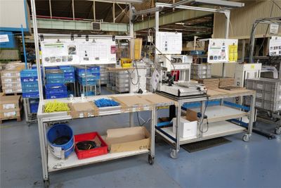 Poste de collage ferrite et isolant équipé avec une pompe AR…