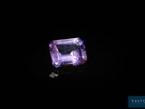 une pierre d'améthorate violette sur fond noir