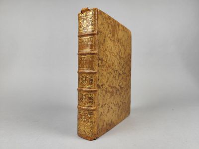 un vieux livre posé sur une surface blanche