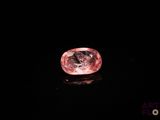 un diamant rose sur une surface noire