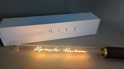 une boîte blanche avec une enseigne lumineuse à côté