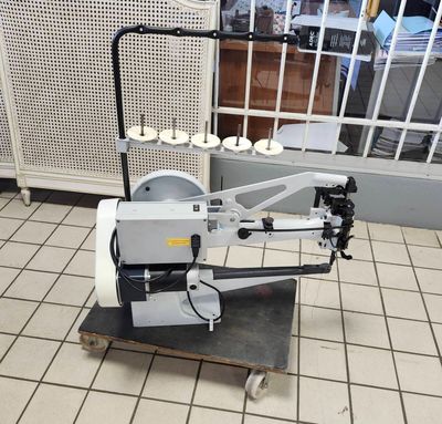 une machine posée sur une table