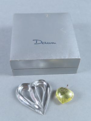 une boîte en argent avec un cœur en argent et une pomme verte