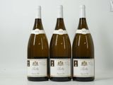 trois bouteilles de vin posées sur une table l'une à côté de l'autre