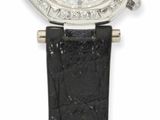 une photo en noir et blanc d'une montre sur fond blanc