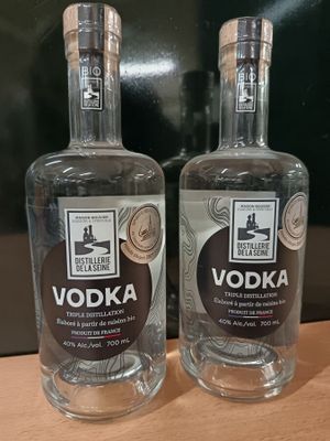 deux bouteilles de vodka posées sur une table en bois
