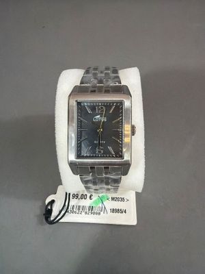 quelqu'un porte une montre au poignet, sur laquelle est accrochée une étiquette indiquant le prix