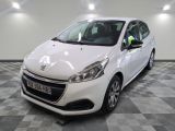 la petite voiture blanche est garée dans une grande pièce