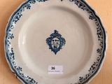 une assiette bleue et blanche posée sur une table en bois