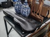 une table sur laquelle se trouvent deux vases et une statue de cheval