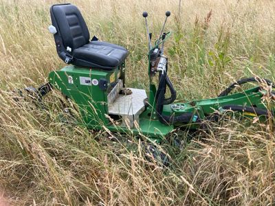 un scooter garé au milieu d'un champ d'herbes hautes