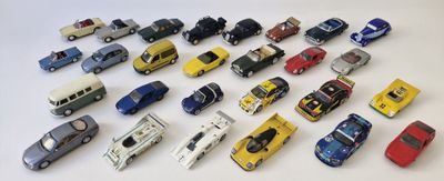 un grand nombre de voitures-jouets qui se trouvent sur la table