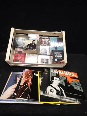beaucoup de dvd dans une boîte sur une table